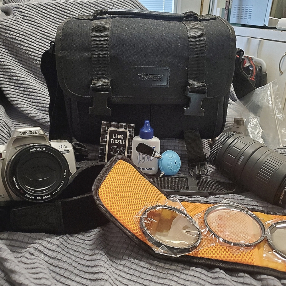 Minolta STsi Maxxum 35mm Camera Bundle